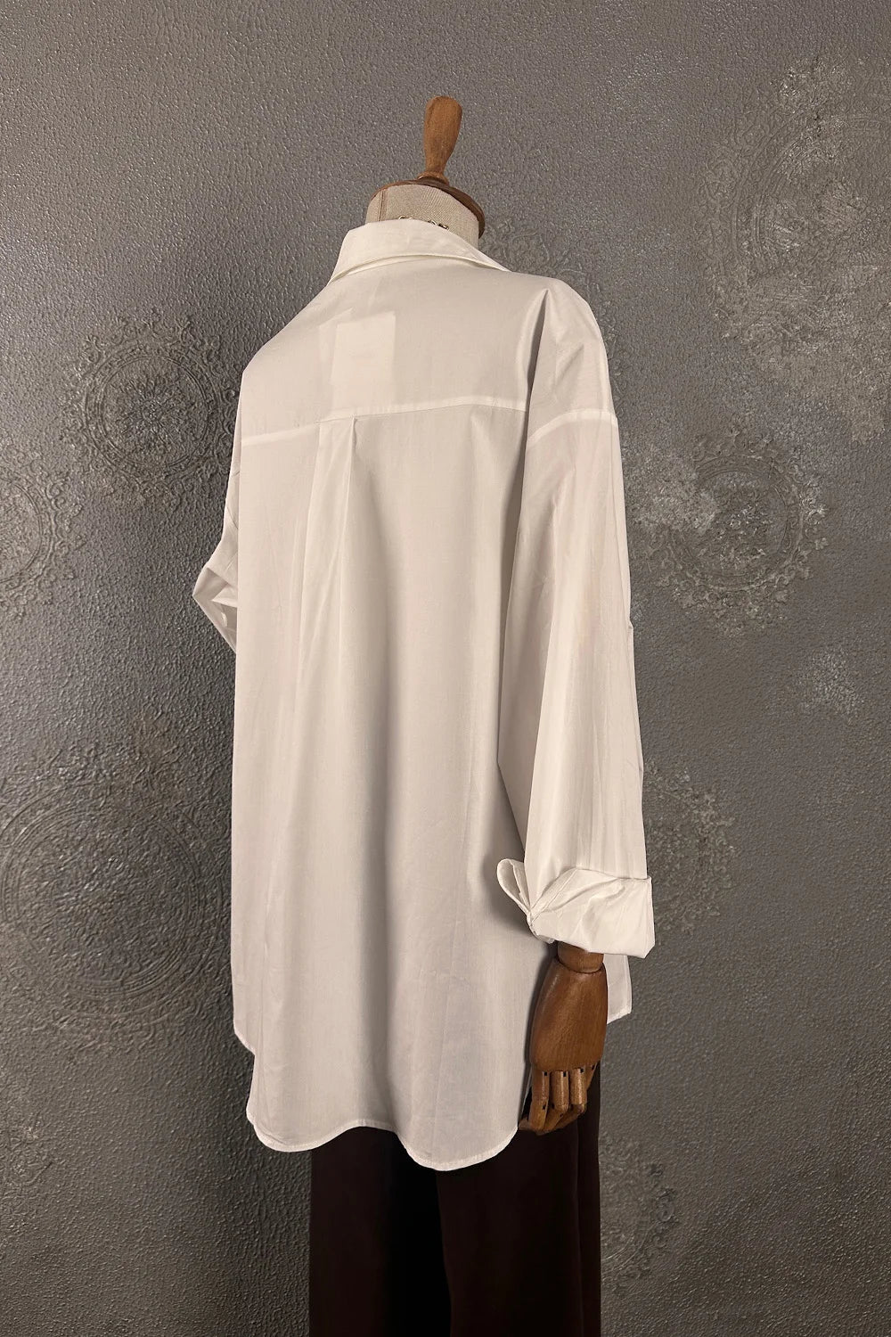 Krem oversize gömlek, kadın, uzun kollu, hafif dokulu kumaş, rahat kesim, yandan görünüm