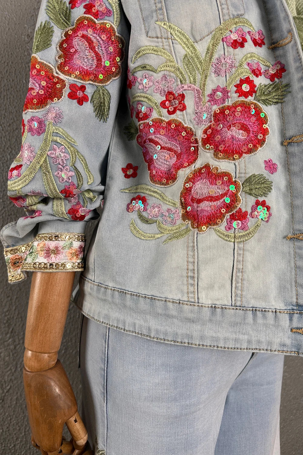 Çiçek Nakışlı Denim Ceket