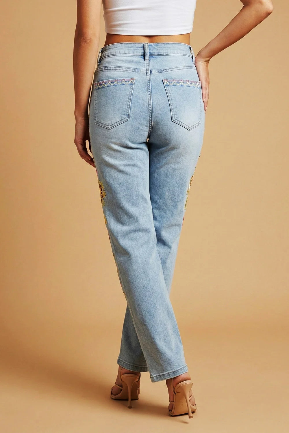 Çiçek Nakışlı Jean