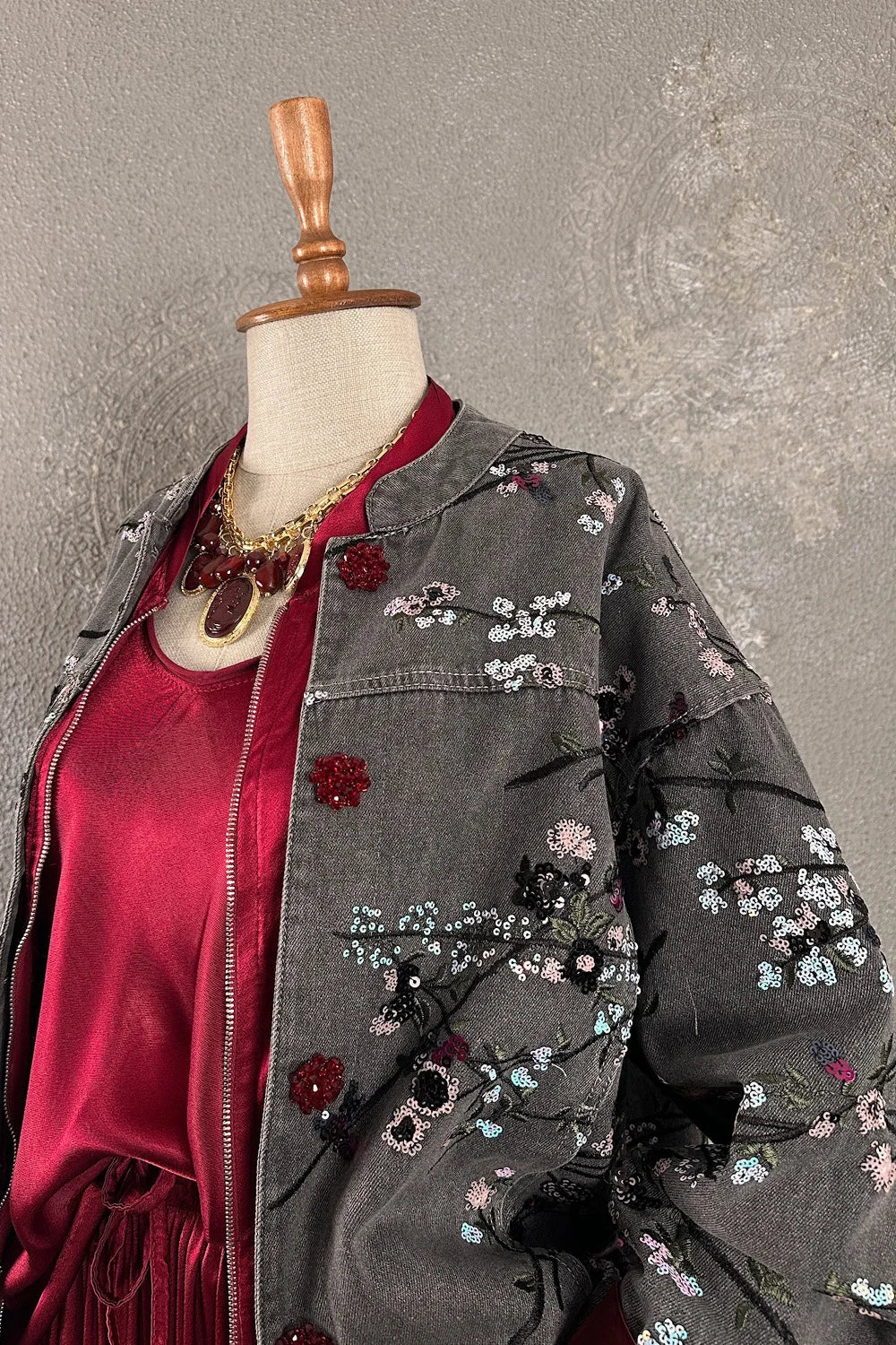 Gri işlemeli kot ceket, beyaz ve bordo çiçek detaylı, kadın oversize kesim, fermuarlı, önden görünüm