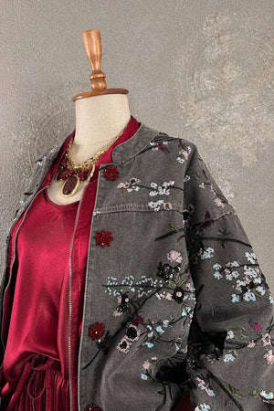 Gri işlemeli kot ceket, beyaz ve bordo çiçek detaylı, kadın oversize kesim, fermuarlı, önden görünüm