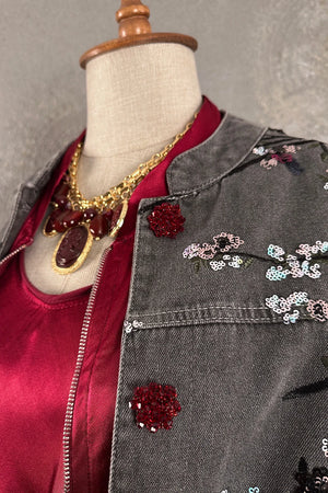 Bordo işlemeli kot ceket, kadın, gri denim, pullu çiçek detaylı, kırmızı boncuk aksesuarı, önden görünüm