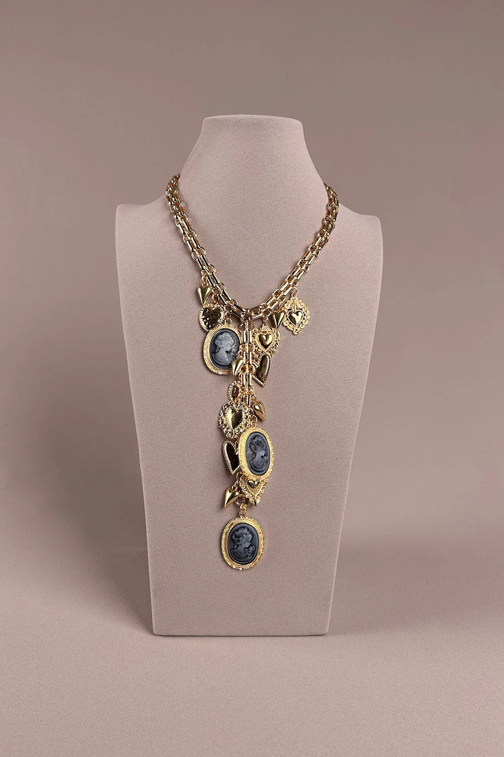 Altın zincirli cameo charm kolye, mavi taşlı kadın aksesuar, vintage tarzı, detay görünüm