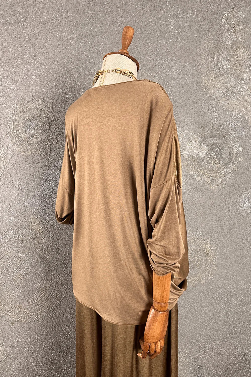 Bej dökümlü ipek saten bluz, kadın, uzun kollu, yumuşak drape kesim, yandan görünüm