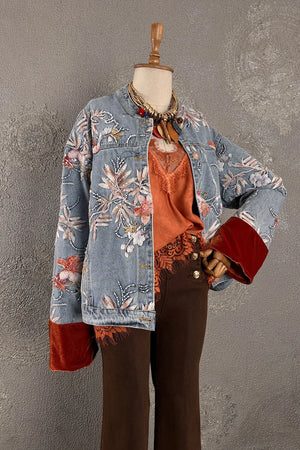 İşlemeli denim ceket, çiçek motifli, turuncu ve bordo detaylı, kadın giyim, önden görünüm
