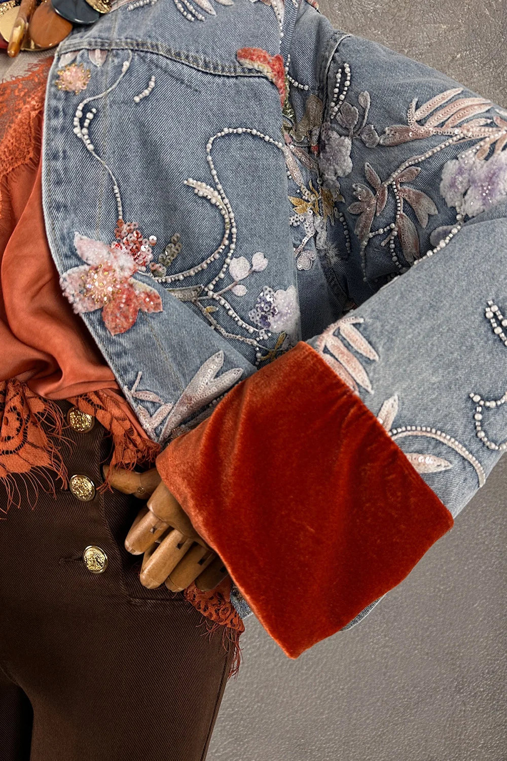 İşlemeli denim ceket, çiçek ve boncuk detaylı, mavi renk, kadın giyim, vintage stil, detay görünüm