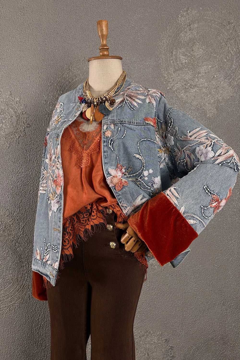 İşlemeli denim ceket, çiçek motifli, turuncu bluz ve kırmızı aksesuar kombinli, kadın moda koleksiyonu, önden görünüm.