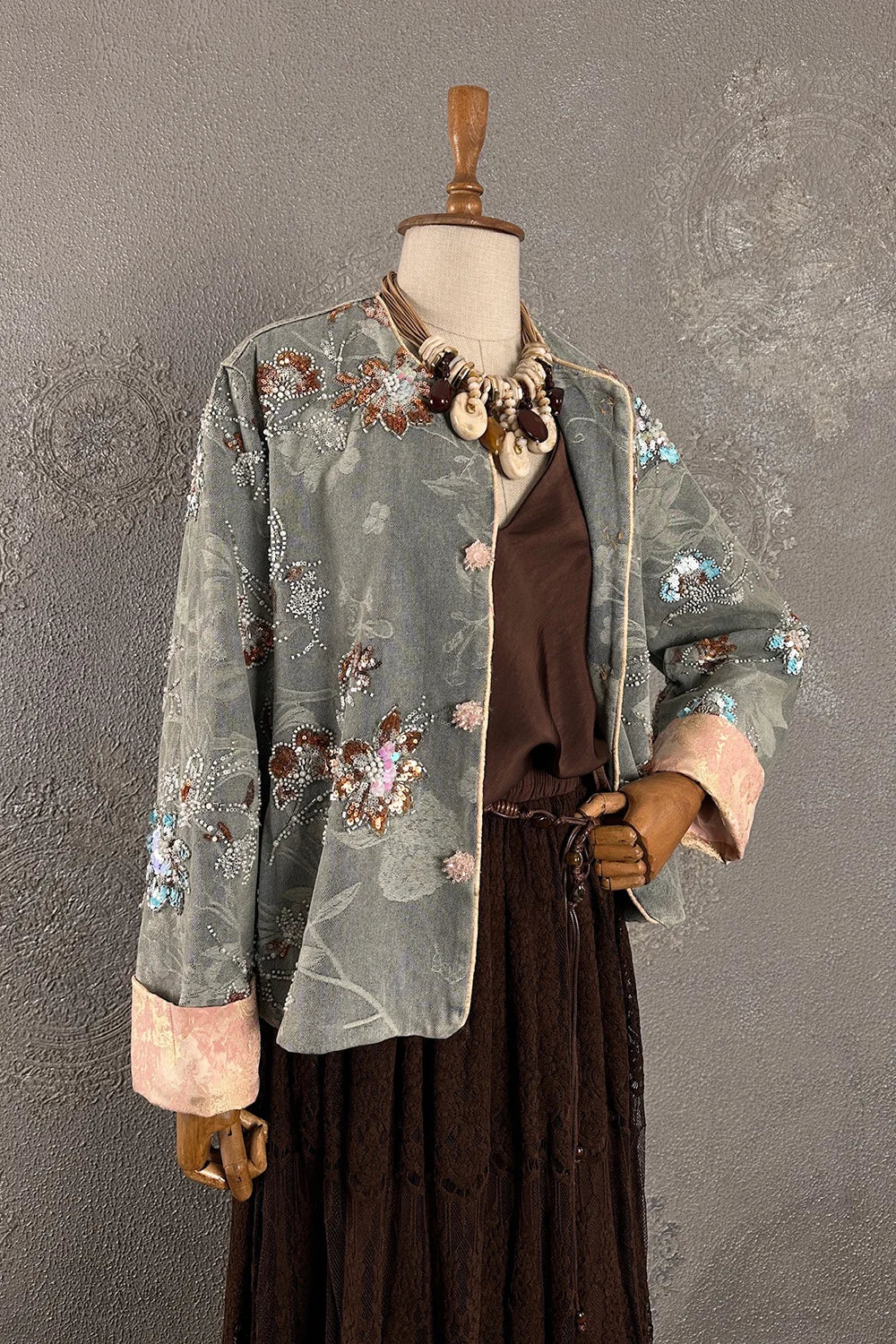 Gri nakışlı kadın ceketi, çiçek ve boncuk detaylı, pembe astarlı, vintage stil, önden görünüm