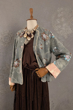 Gri nakışlı kadın ceketi, çiçek detaylı, vintage stil, kahverengi elbise kombinli, önden görünüm