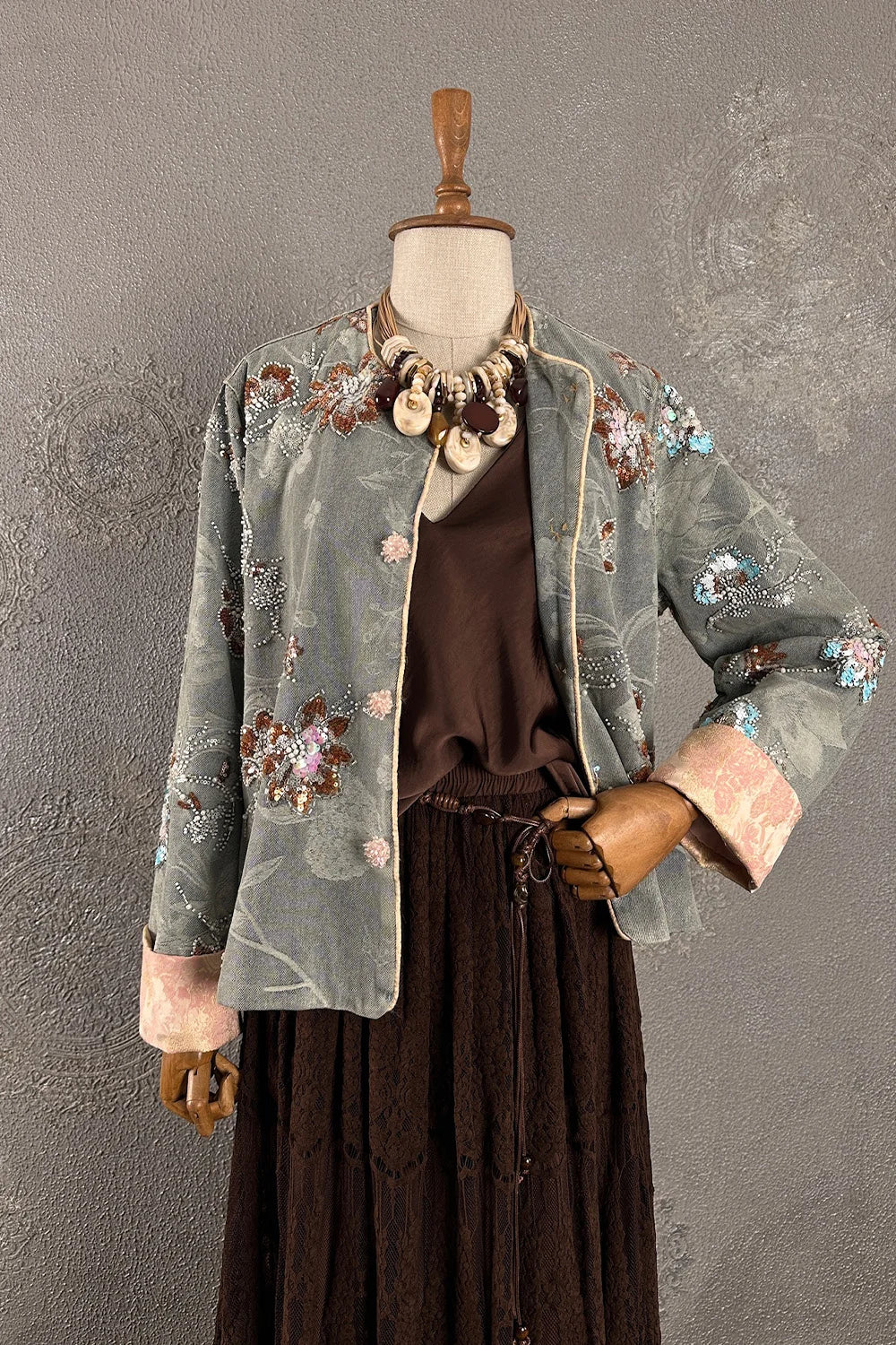 Gri nakışlı kot ceket, çiçek motifli, kadın oversize blazer, pembe çiçek detaylı, önden görünüm
