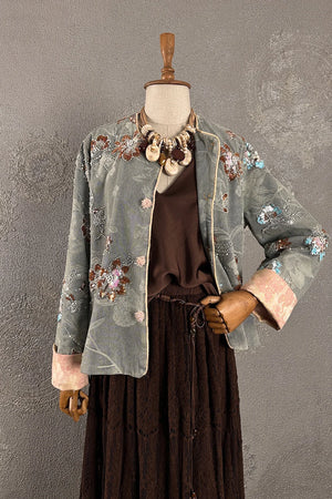 Gri nakışlı kot ceket, çiçek motifli, kadın oversize blazer, pembe çiçek detaylı, önden görünüm