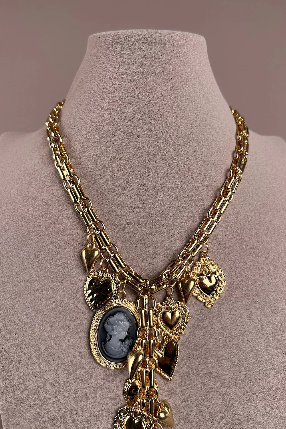 Altın zincirli cameo charm kolye, siyah taş detaylı, kalp şeklinde aksesuarlarla süslü kadın kolye, şık tasarım, önden görünüm