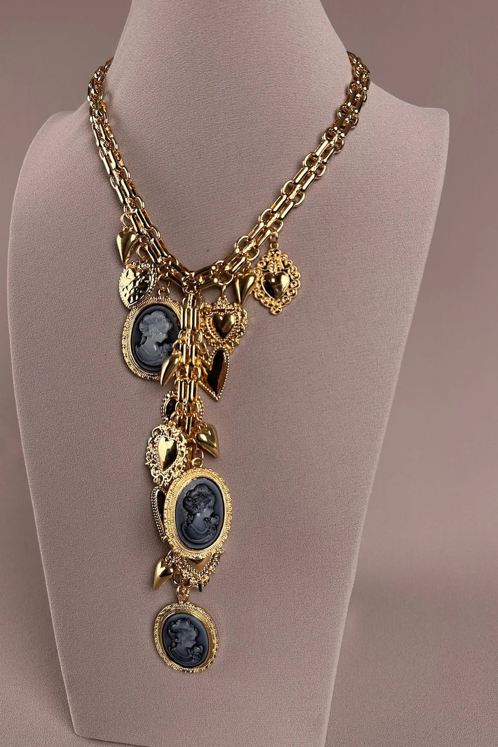 Altın zincirli cameo charm kolye, mavi taş detaylı, kalp ve oval madalyon aksesuarları, şık tasarım, önden görünüm