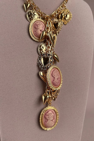 Altın zincirli kadın cameo kolye, pembe taş detaylı, vintage stil, üç adet oval medayon, dekoratif kalp aksesuarı, uzun model, önden görünüm.