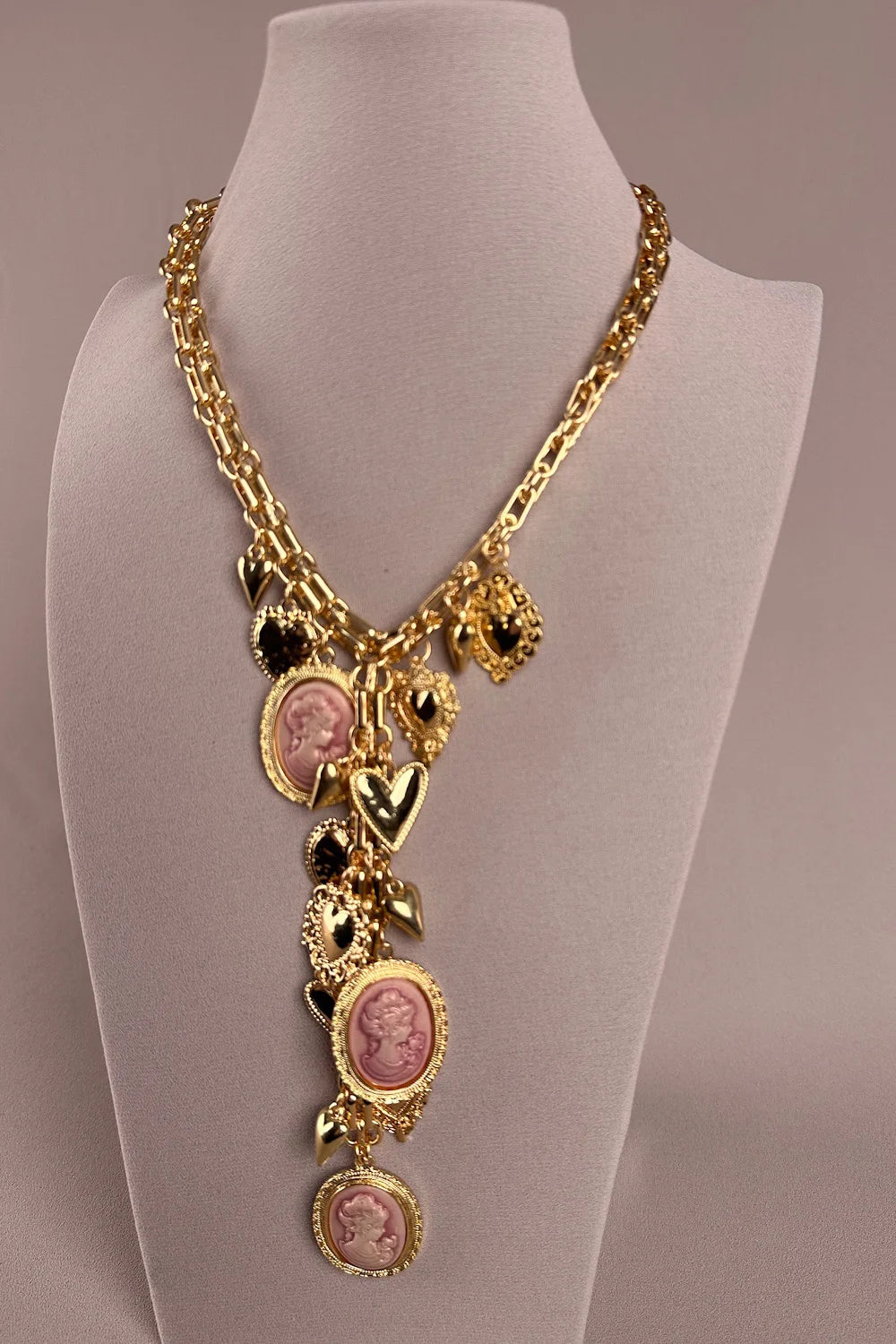 Altın zincirli kadın kolye, pembe kameolı charm detaylı, siyah taşlı, şık aksesuar, önden görünüm