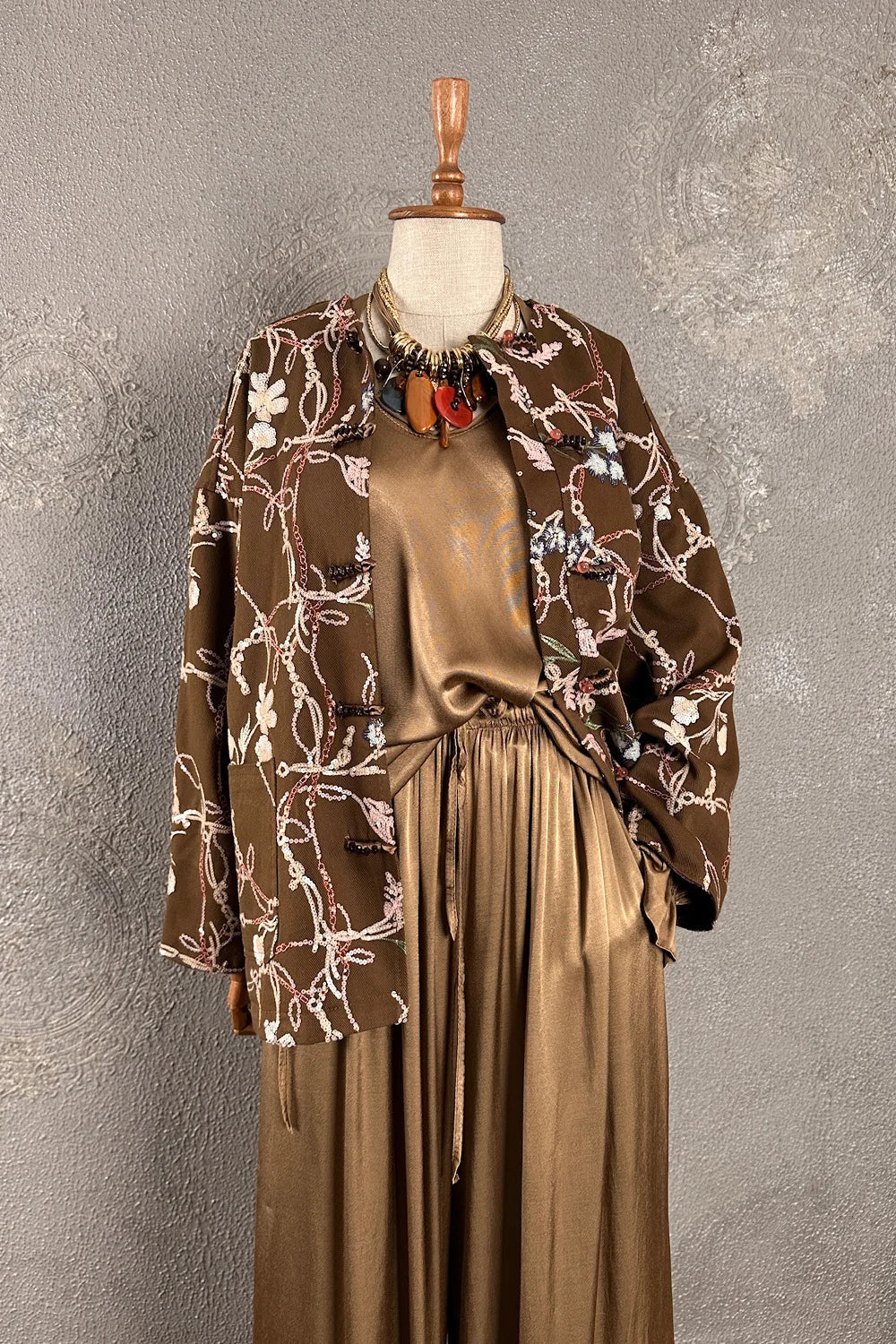 Kahverengi çiçek işlemeli canvas ceket, krem saten elbise ile kombinli, kadın moda seti, önden görünüm