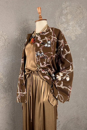 Kahverengi çiçek işlemeli canvas ceket, krem elbise üzerine, oversize kesim, kadın giyim, önden görünüm