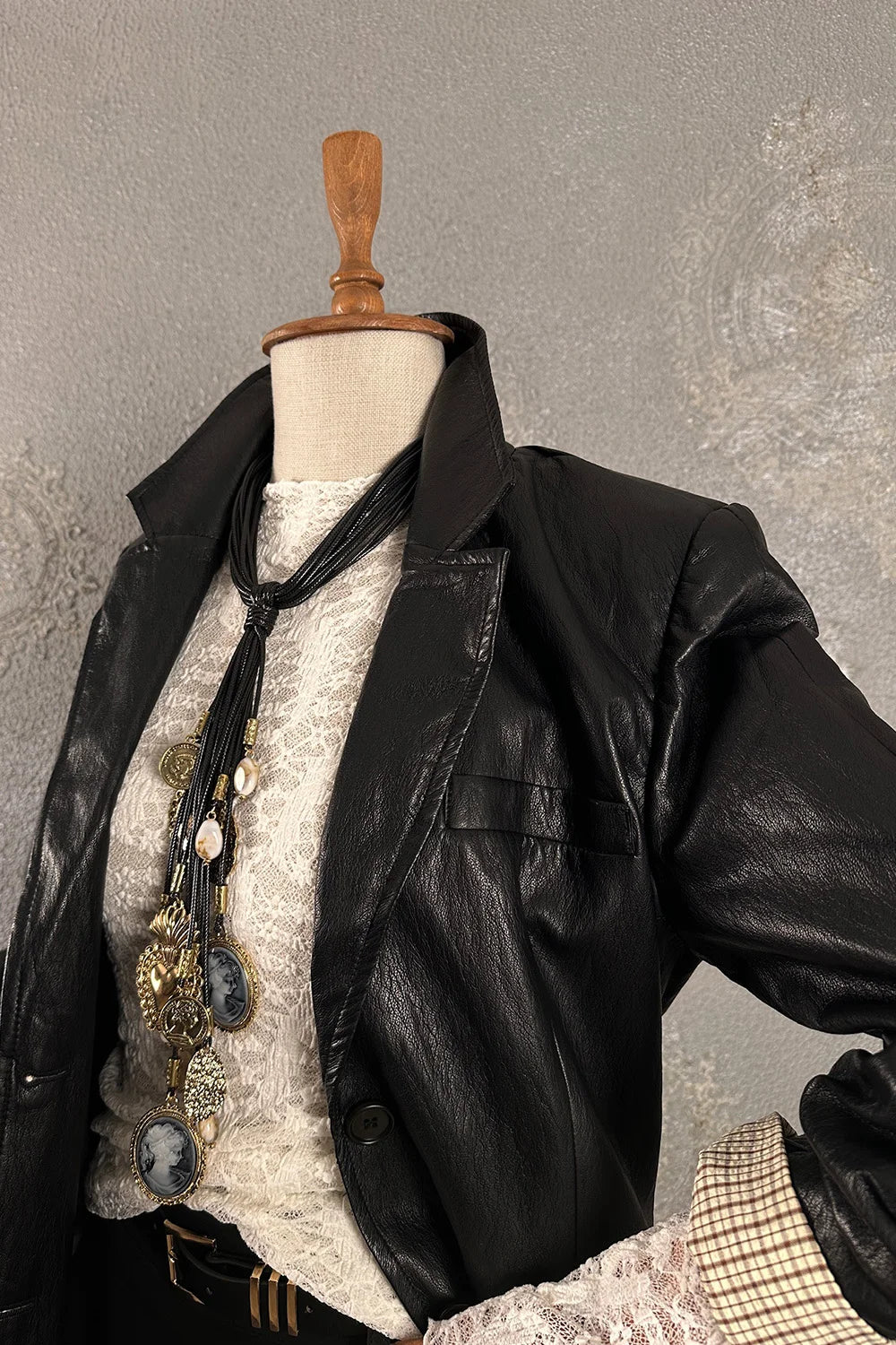 Siyah deri blazer ceket, kadın, dantel detaylı iç gömlekli, vintage aksesuar kombinli, klasik kesim, önden görünüm