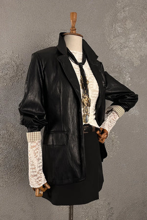 Siyah deri blazer ceket, beyaz dantel detaylı, oversize kesim, kadın giyimi, şık ve sofistike görünüm