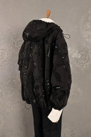 Siyah pul işlemeli kadın mont, çiçek motifli, oversize kesim, önden görünüm, narin detaylı tasarım