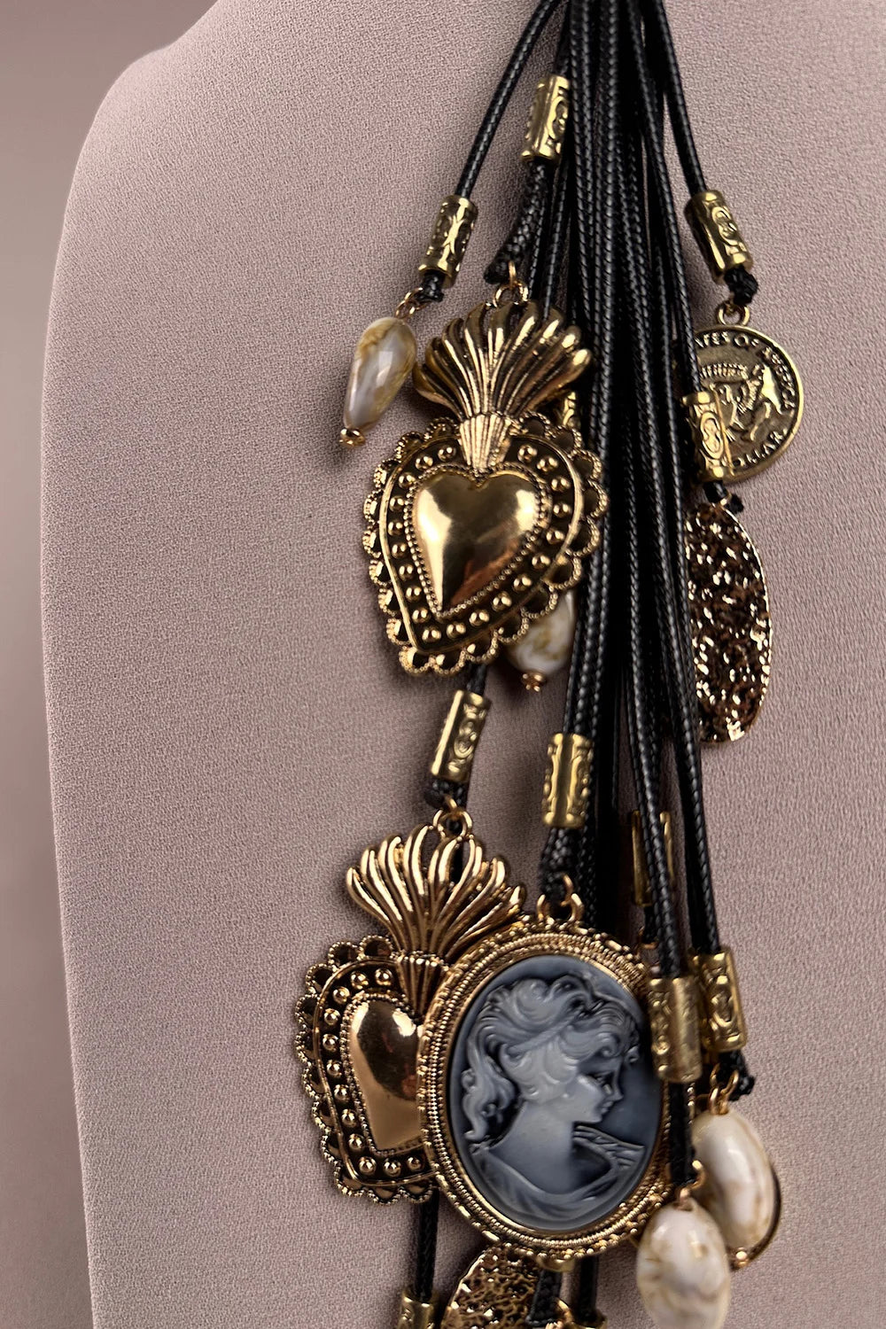 Siyah kordonlu çoklu charm kolye, altın detaylı kalp ve kameolı tasarım, inci aksesuarları, kadın aksesuar, detay görünüm
