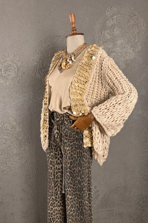 Krem pul işlemeli hırka, kadın oversize cardigan, altın pullu detay, örgü dokulu, yandan görünüm