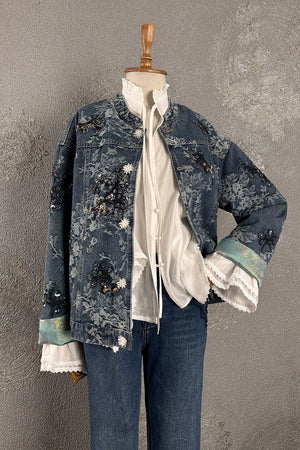 Payet işlemeli denim ceket, çiçek desenli, beyaz dantel yakalı kadın üstü, vintage stil, önden görünüm