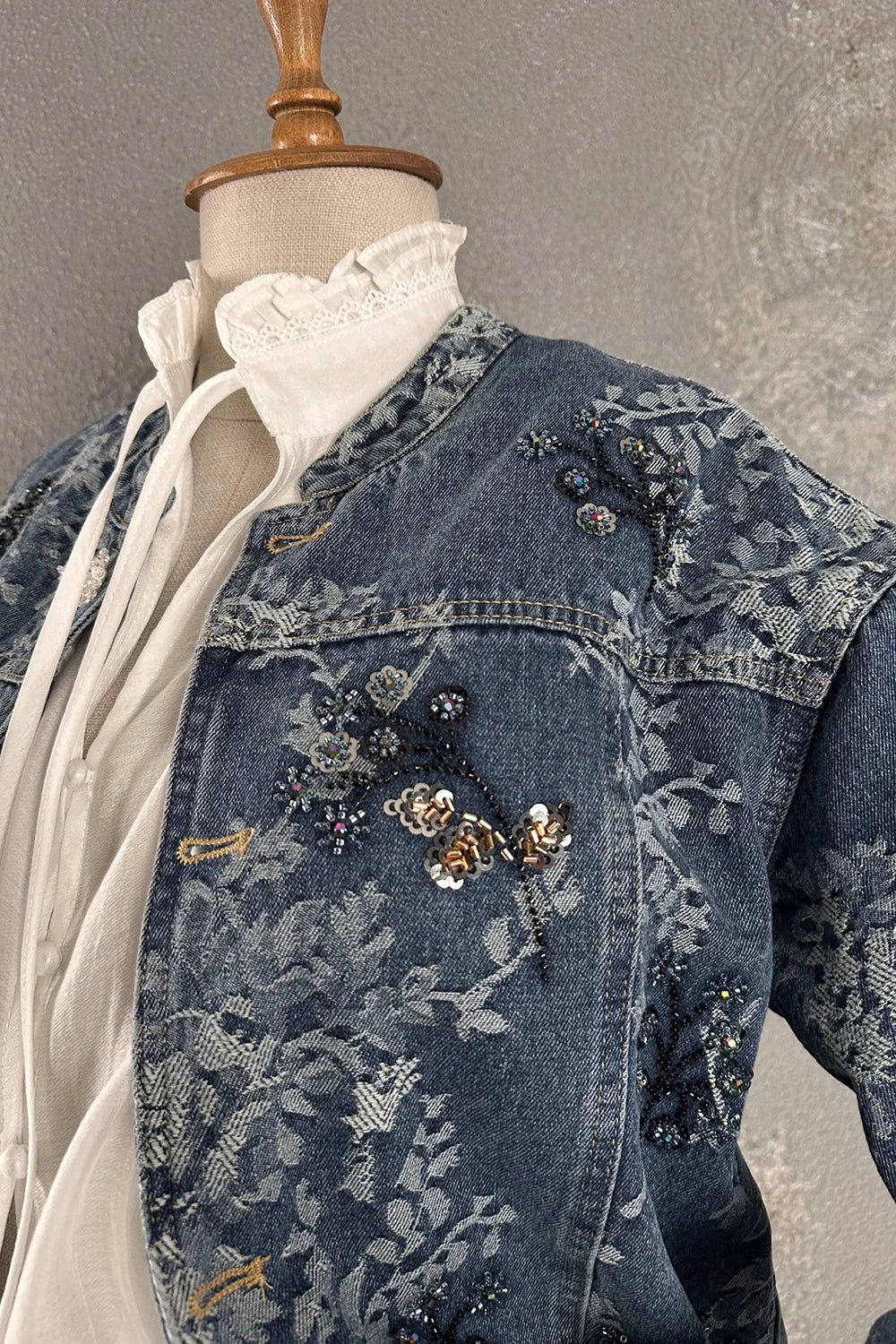 Payet işlemeli denim ceket, kadın, çiçek motifli, mavi renk, önden görünüm, dantel yakalı detay
