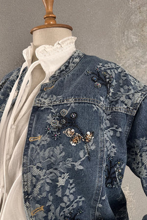 Payet işlemeli denim ceket, kadın, çiçek motifli, mavi renk, önden görünüm, dantel yakalı detay