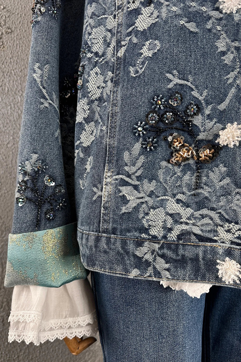 Payet işlemeli lacivert denim ceket, çiçek desenli, beyaz dantel detaylı, kadın giyim, yandan görünüm