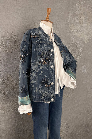 Payet işlemeli lacivert denim ceket, çiçek detaylı, beyaz dantel yaka, kadın oversize kesim, önden görünüm