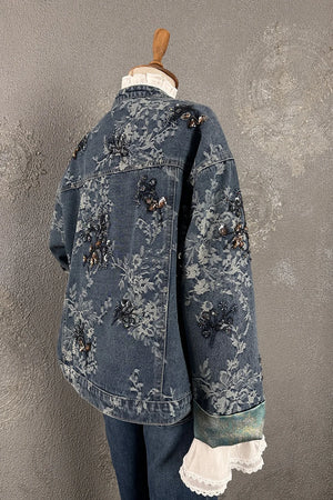 Payet işlemeli denim ceket, kadın, çiçek desenli, gümüş boncuk detaylı, oversize kesim, yandan görünüm