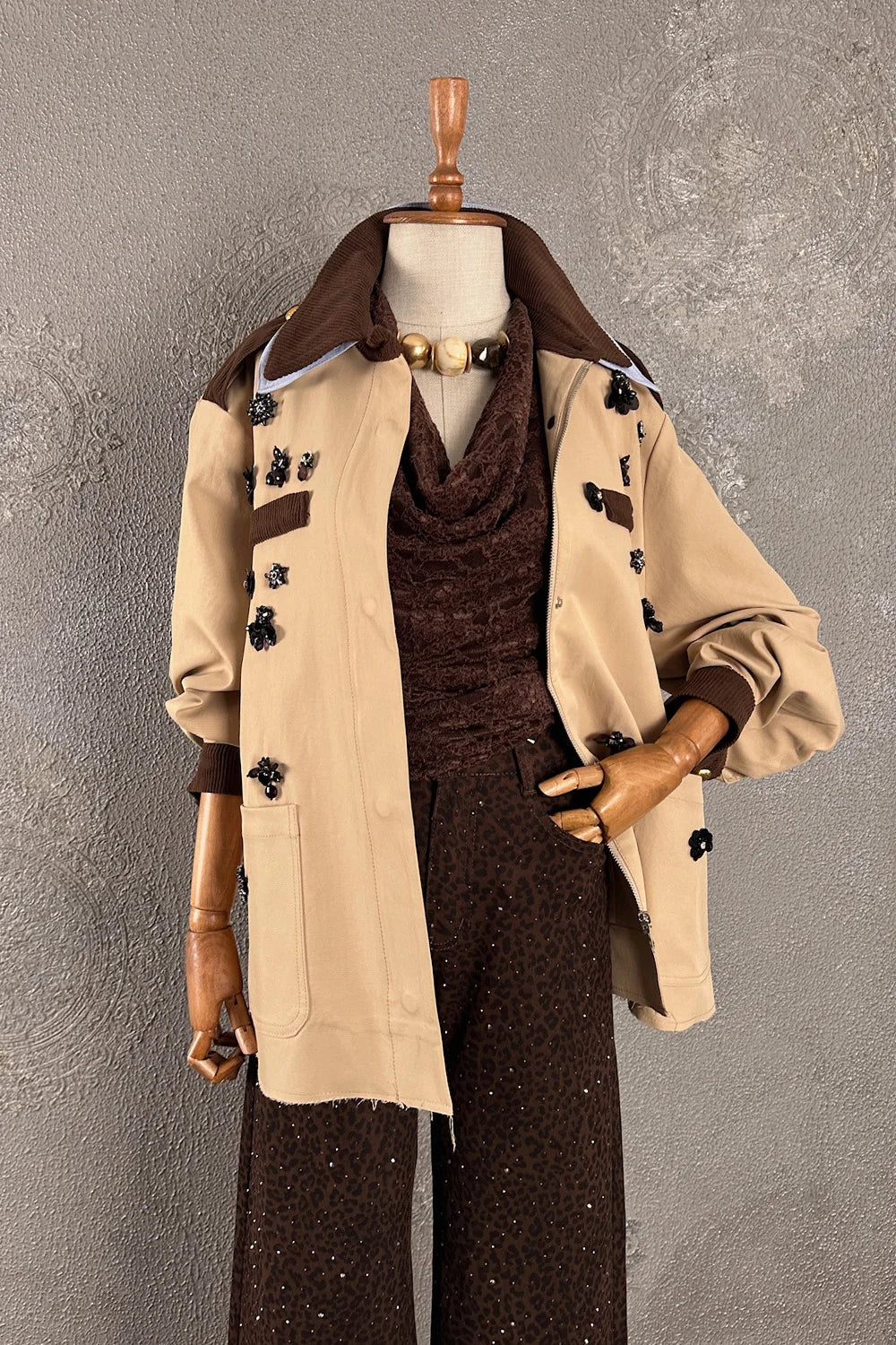 Krem işlemeli kısa trençkot, kahverengi yaka detaylı, kadın blazer ceketi, çiçek aplike, önden görünüm