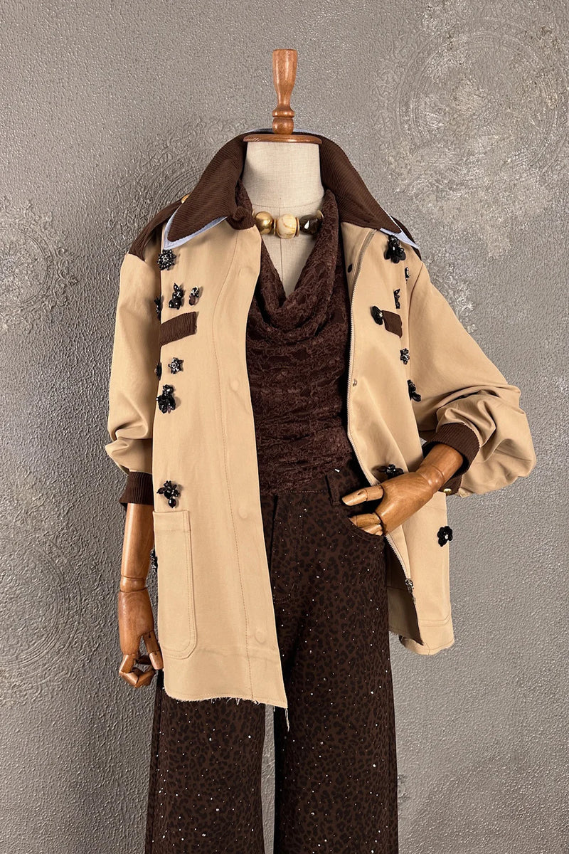 Krem işlemeli kısa trençkot, kahverengi yaka detaylı, kadın blazer ceketi, çiçek aplike, önden görünüm