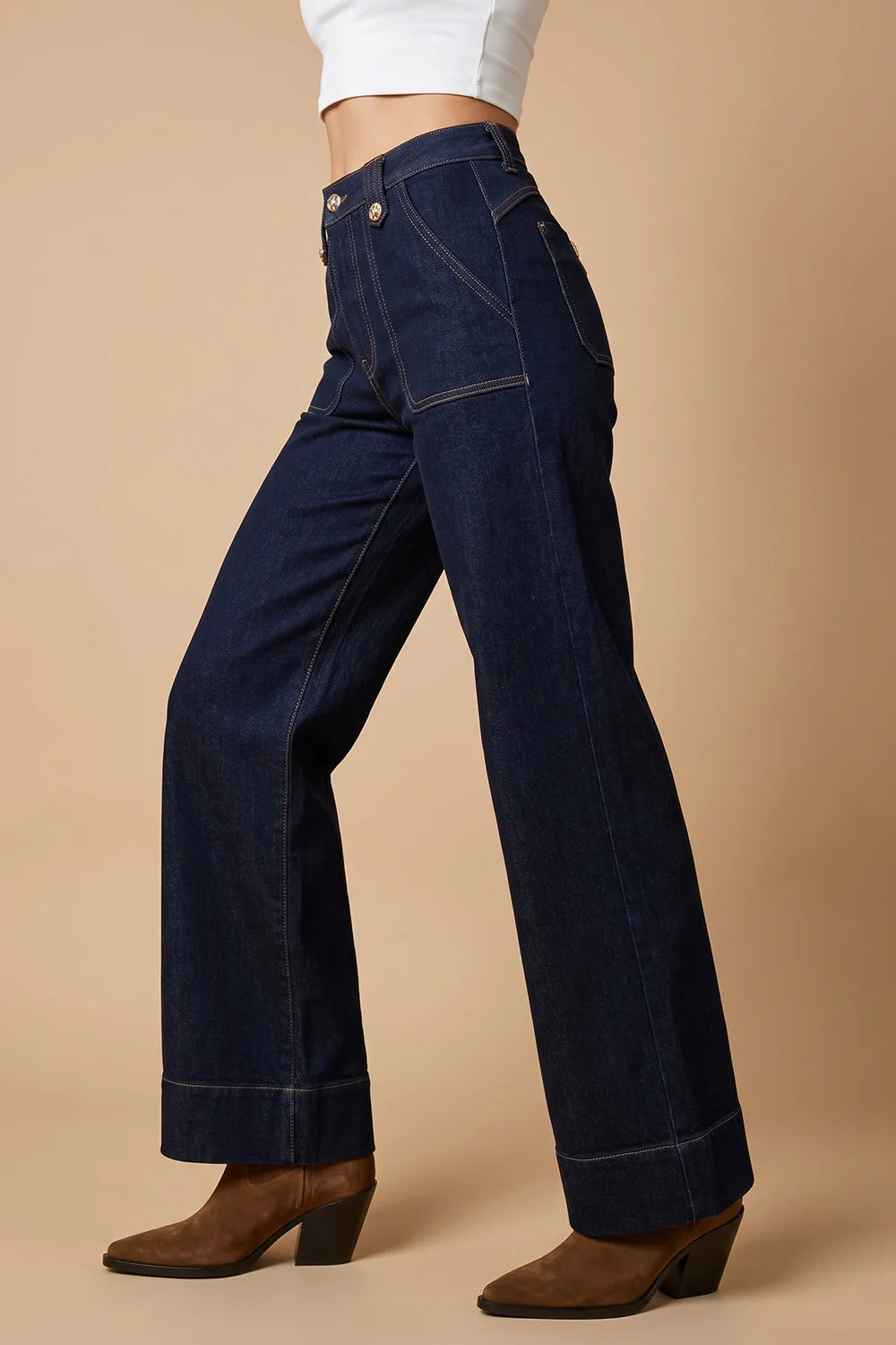 Koyu lacivert kadın jeans, kontrast dikişli detaylı, geniş paça kesimi, yandan görünüm
