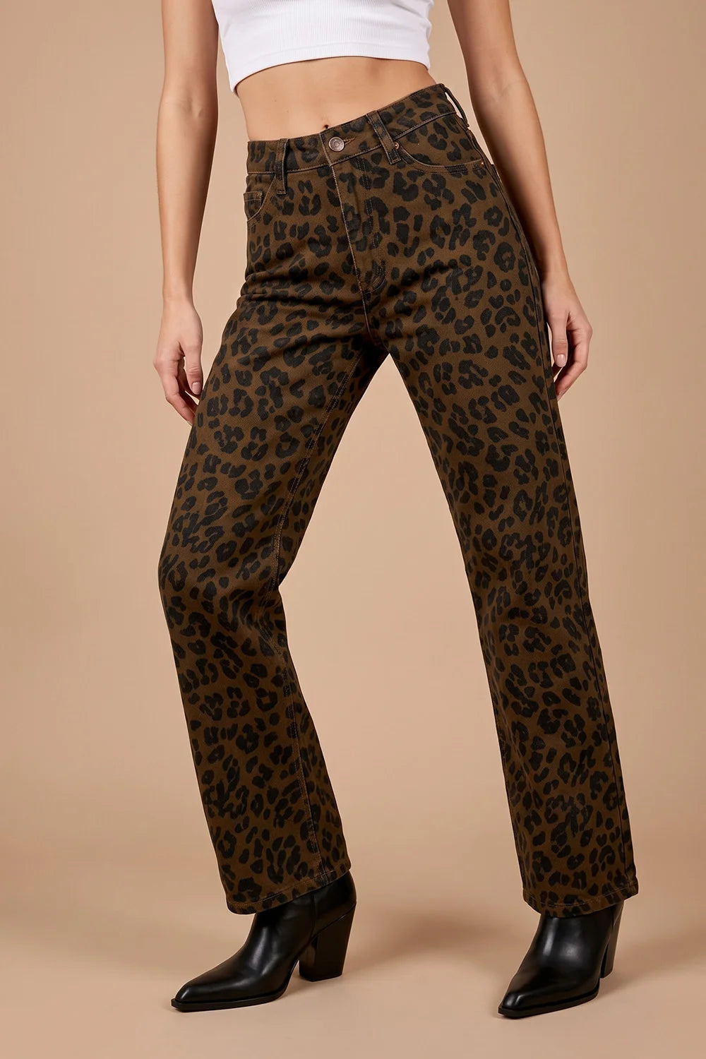 Leopar desenli kahverengi kadın jeans, düz kesim, siyah bot ile stilize, önden görünüm