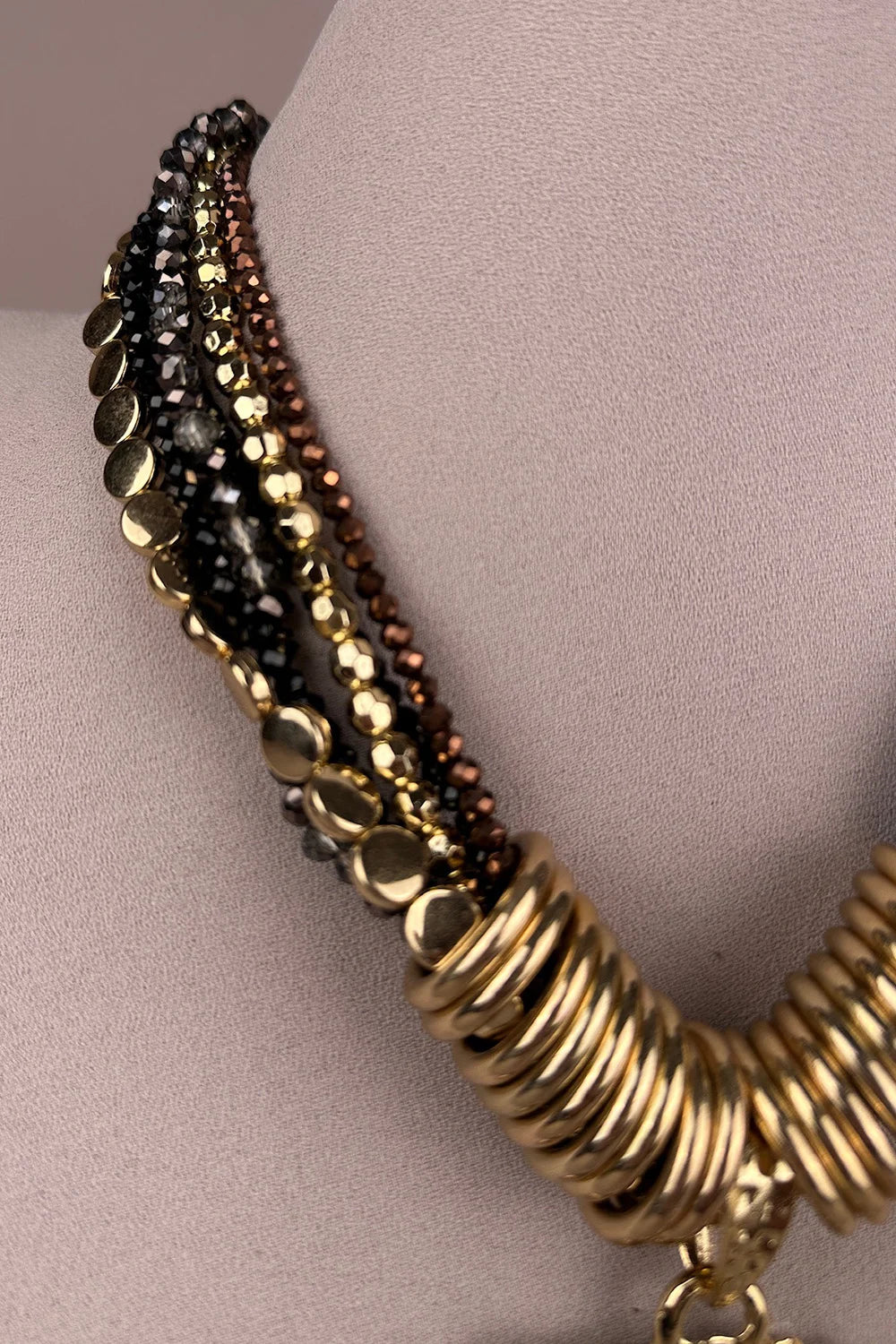 Siyah taşlı gold madalyon kolye, kadın aksesuar, zincir detaylı, yandan görünüm, parlak metal işçiliği