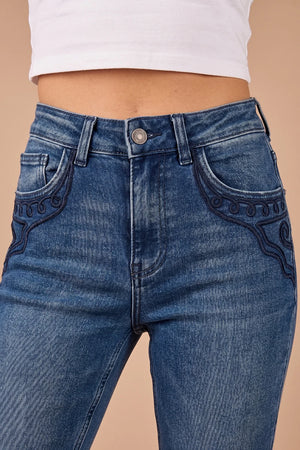 Nakışlı flare jean, kadın, koyu mavi denim, yüksek bel, dekoratif cep detayı, önden görünüm