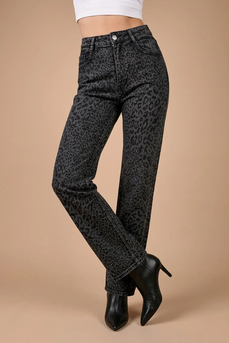 Taş işlemeli leopar desenli siyah kadın jeans, yüksek bel, geniş paça, yandan görünüm