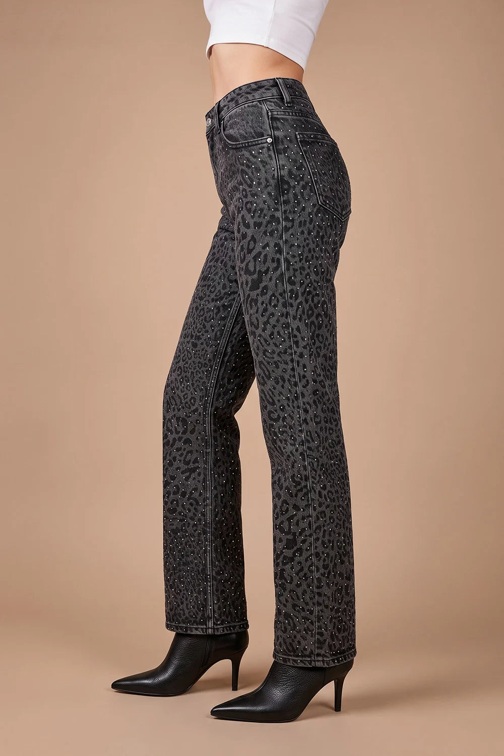 Taş işlemeli leopar desenli siyah kadın jeans, yüksek bel, düz kesim, yandan görünüm