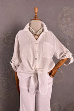 Krem keten bağlamalı kadın gömlek, oversize kesim, cep detaylı, önden görünüm, casual stil