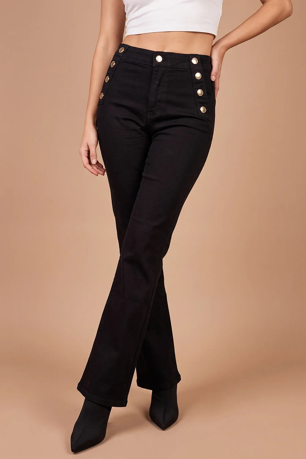Siyah flare jean, düğme detaylı, yüksek bel, kadın denim pantolon, şık ve modern kesim