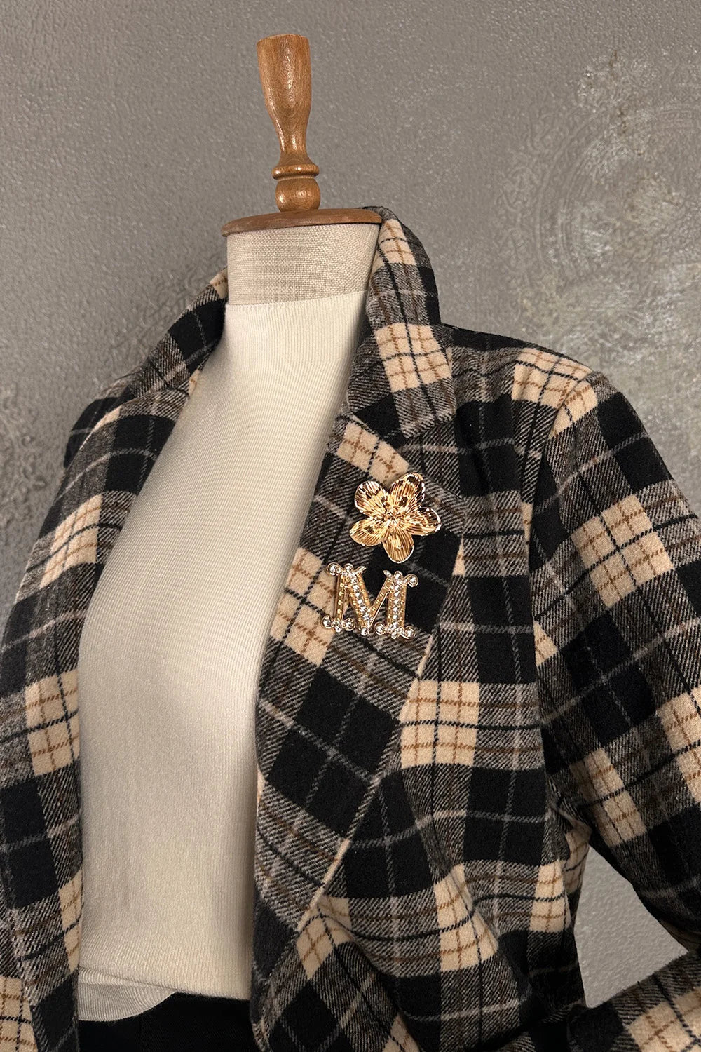 Siyah ekoseli blazer ceket, altın çiçek broş detaylı, kadın klasik kesim, önden görünüm