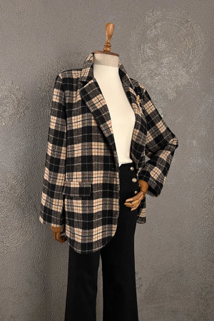 Ekoseli blazer ceket, siyah-krem kareli kadın ceketi, oversize kesim, açık önden görünüm, klasik tarzda.