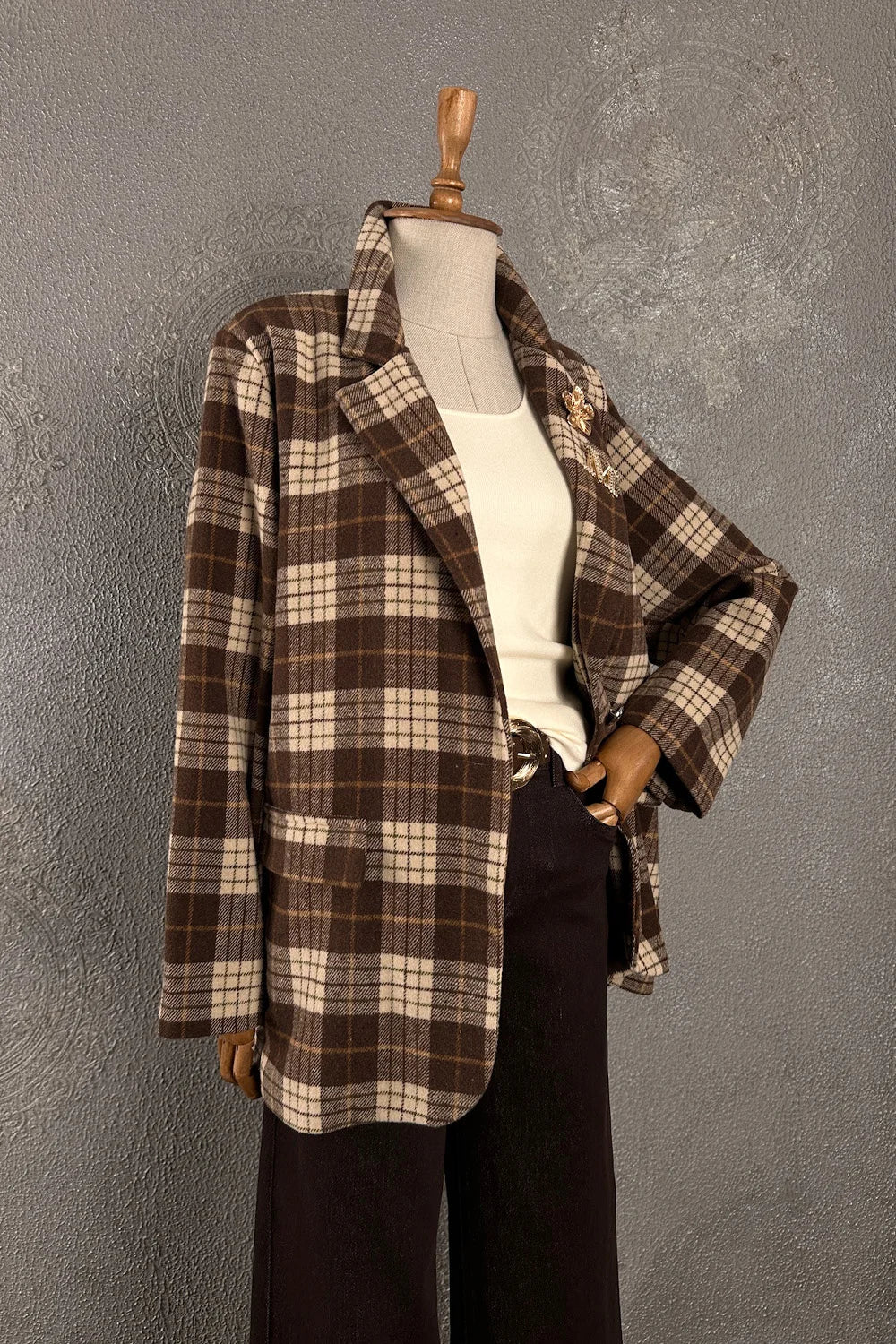 Kahverengi ekose blazer ceket, kadın oversize kesim, krem bluz kombinli, şık ve rahat görünüm