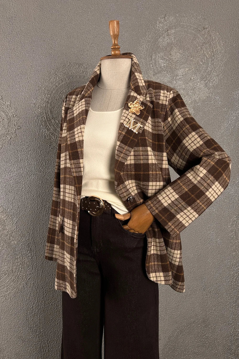 Ekoseli kahverengi blazer ceket, kadın, beyaz gömlek, siyah pantolon, altın aksesuar detaylı, klasik kesim, önden görünüm