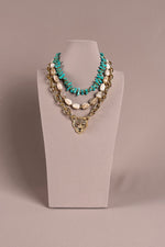 Altın zincirli, turquoise ve inci detaylı kadın kolye, leopar başlı pendant, çok katmanlı tasarım, ön görünüş.