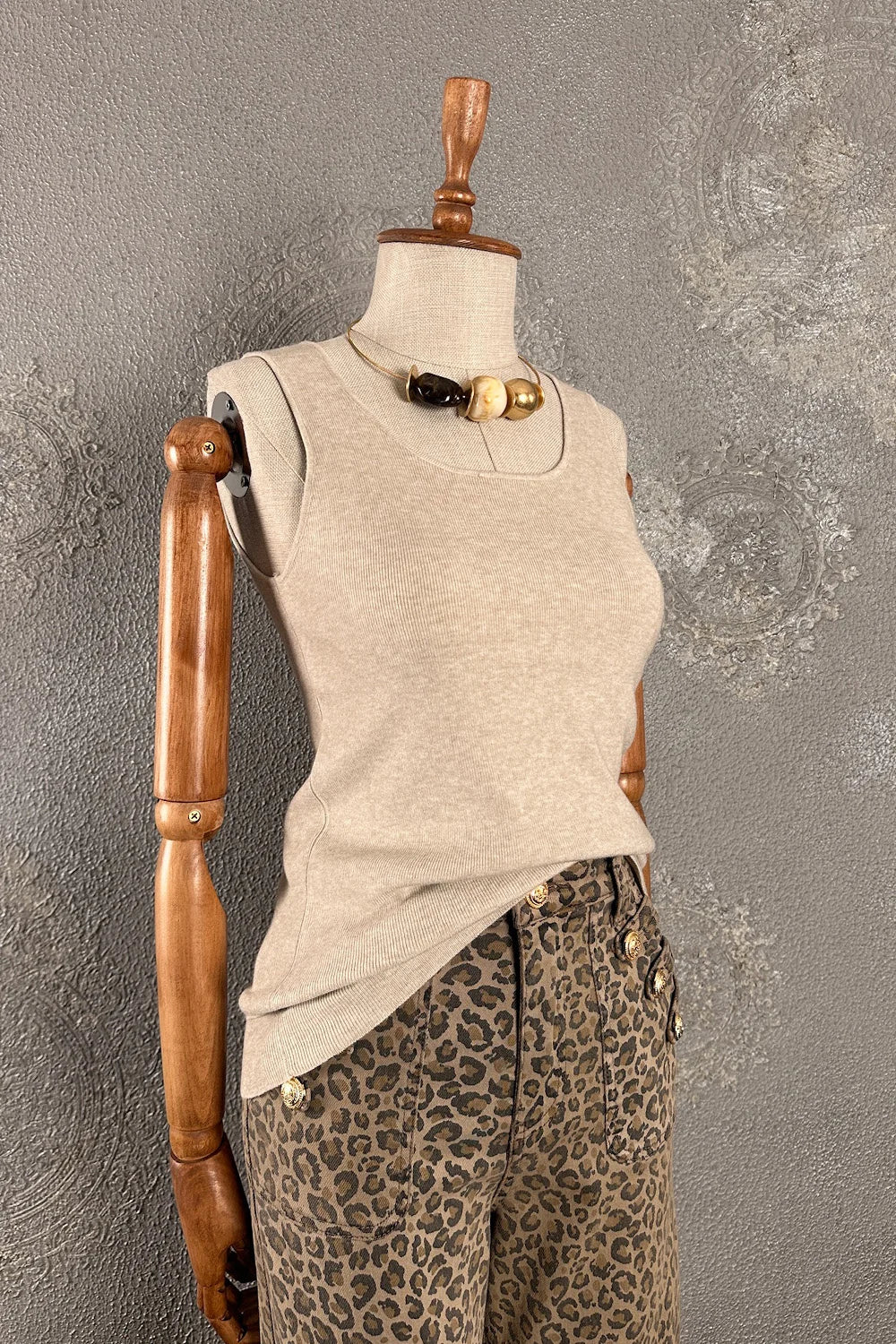 Krem kolsuz triko, ahşap detaylı, leopar desenli pantolon kombinasyonu, kadın moda, önden görünüm