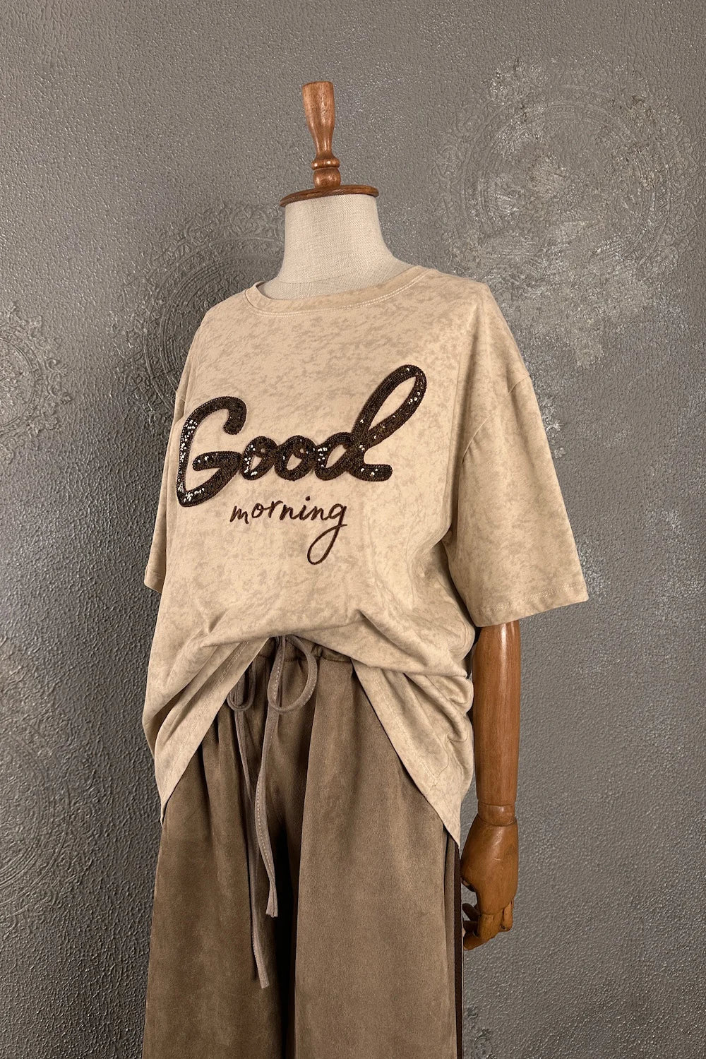 Krem rengi işlemeli t-shirt, Good morning yazılı, kadın oversize tişört, rahat kesim, önden görünüm