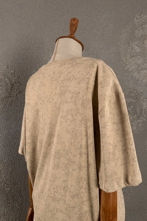 Krem rengi işlemeli kadın t-shirt, oversize kesim, yandan görünüm, yumuşak dokulu kumaş